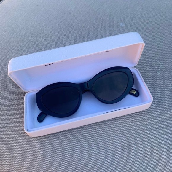 CHIMI "JUST RIGHT"  BLUE CATEYE SUNGLASSES - Picture 5 of 9